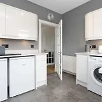 Crewe Apartment - 2 Bed, Free Off Street Parking And Private Garden