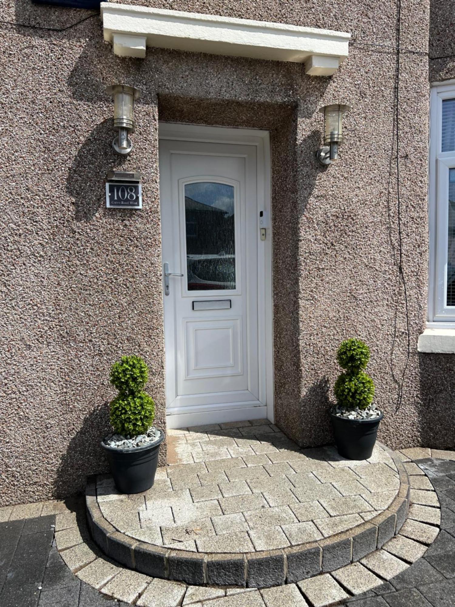 Crewe - 2 Bed, Free Off Street Parking And Private Garden Édimbourg