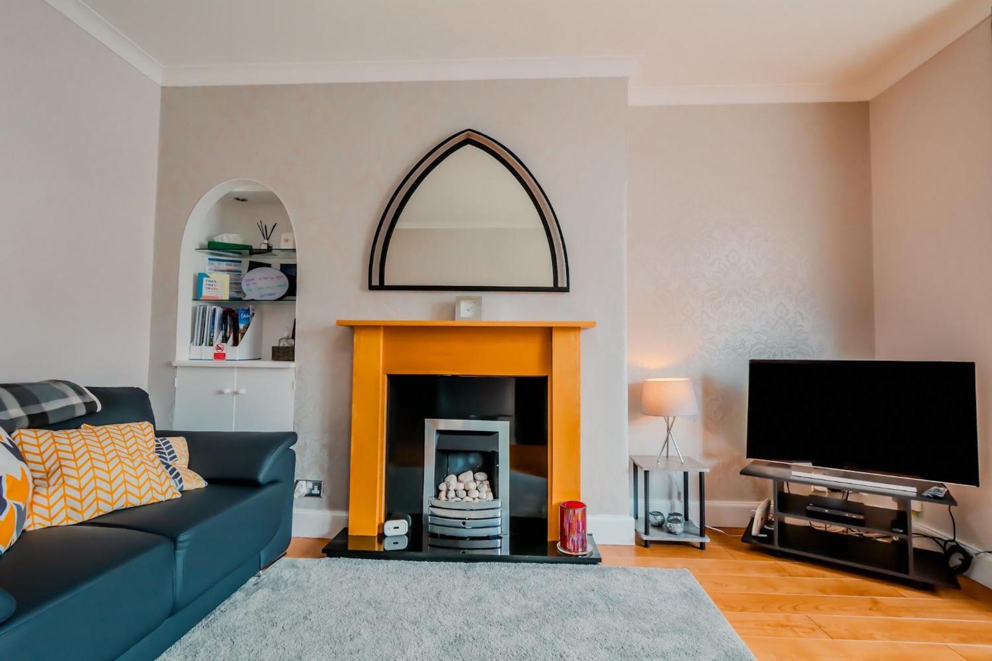 Crewe - 2 Bed, Free Off Street Parking And Private Garden Appartement