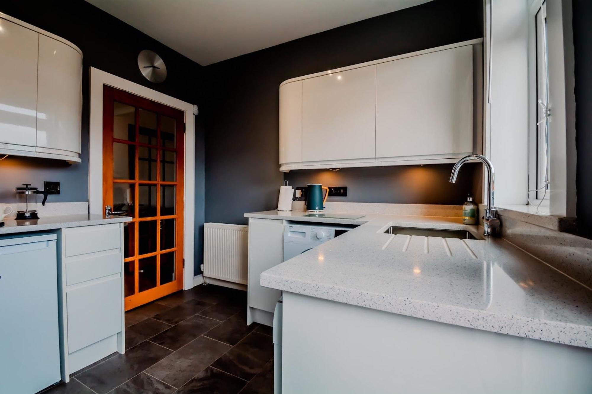 Crewe - 2 Bed, Free Off Street Parking And Private Garden Édimbourg